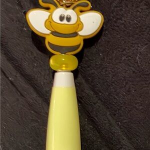 Yellow and White Bee box cutter